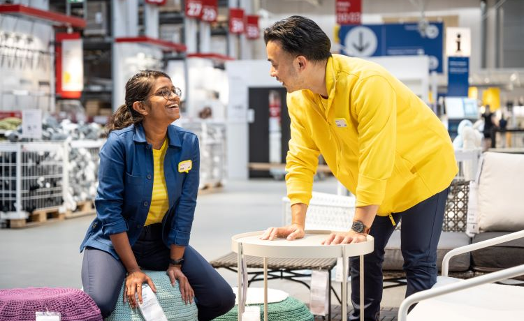 20250606-bedankt-man-en-vrouw-in-magazijn-750x460